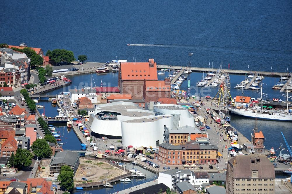 Luftaufnahme Stralsund - Hafeninsel mit dem Ozeaneum Meereskunde- Museum in der Hansestadt Stralsund in Mecklenburg - Vorpommern