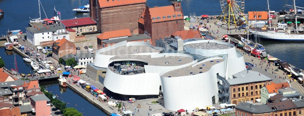 Stralsund von oben - Hafeninsel mit dem Ozeaneum Meereskunde- Museum in der Hansestadt Stralsund in Mecklenburg - Vorpommern