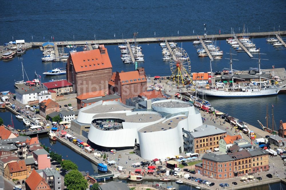 Stralsund aus der Vogelperspektive: Hafeninsel mit dem Ozeaneum Meereskunde- Museum in der Hansestadt Stralsund in Mecklenburg - Vorpommern