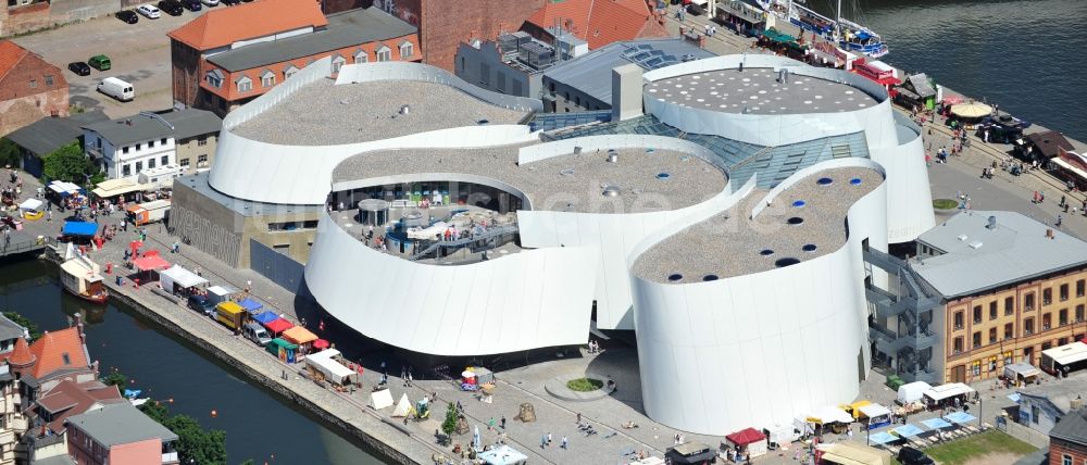 Stralsund von oben - Hafeninsel mit dem Ozeaneum Meereskunde- Museum in der Hansestadt Stralsund in Mecklenburg - Vorpommern