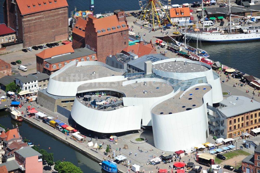 Stralsund aus der Vogelperspektive: Hafeninsel mit dem Ozeaneum Meereskunde- Museum in der Hansestadt Stralsund in Mecklenburg - Vorpommern