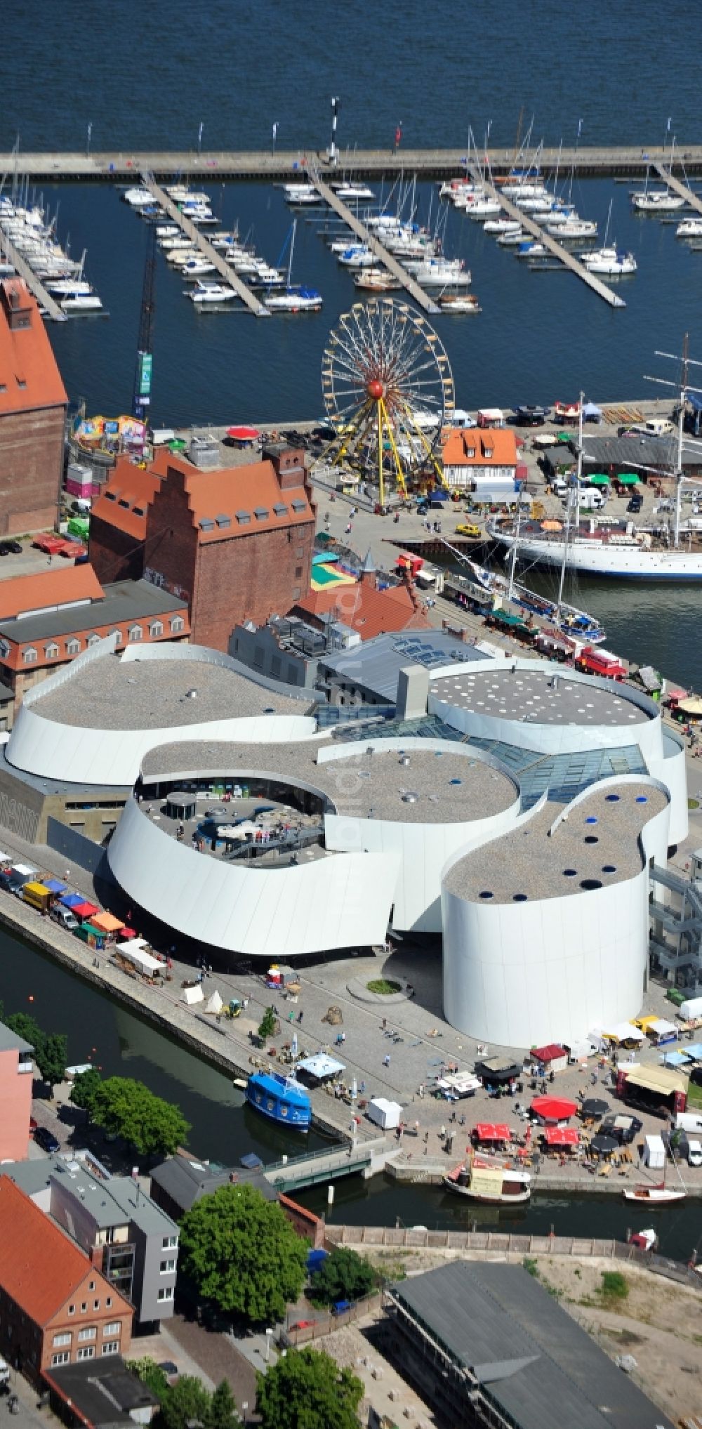 Luftaufnahme Stralsund - Hafeninsel mit dem Ozeaneum Meereskunde- Museum in der Hansestadt Stralsund in Mecklenburg - Vorpommern