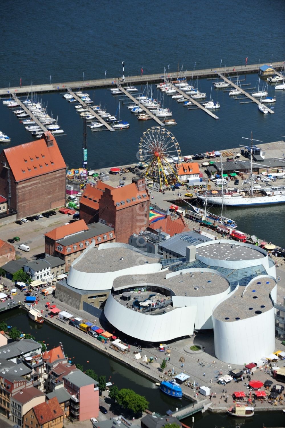 Stralsund von oben - Hafeninsel mit dem Ozeaneum Meereskunde- Museum in der Hansestadt Stralsund in Mecklenburg - Vorpommern