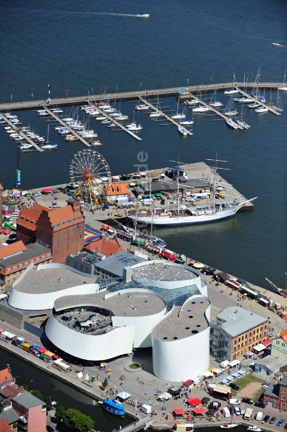 Stralsund aus der Vogelperspektive: Hafeninsel mit dem Ozeaneum Meereskunde- Museum in der Hansestadt Stralsund in Mecklenburg - Vorpommern