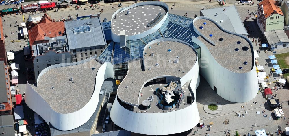 Luftbild Stralsund - Hafeninsel mit dem Ozeaneum Meereskunde- Museum in der Hansestadt Stralsund in Mecklenburg - Vorpommern