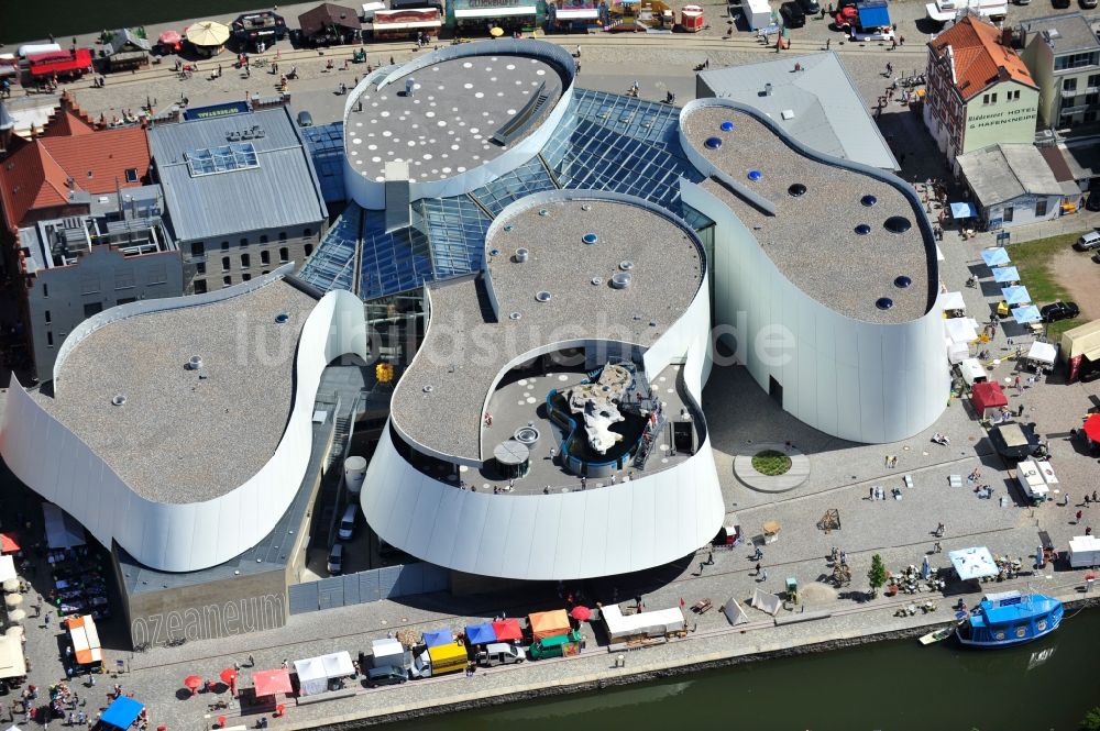 Luftaufnahme Stralsund - Hafeninsel mit dem Ozeaneum Meereskunde- Museum in der Hansestadt Stralsund in Mecklenburg - Vorpommern