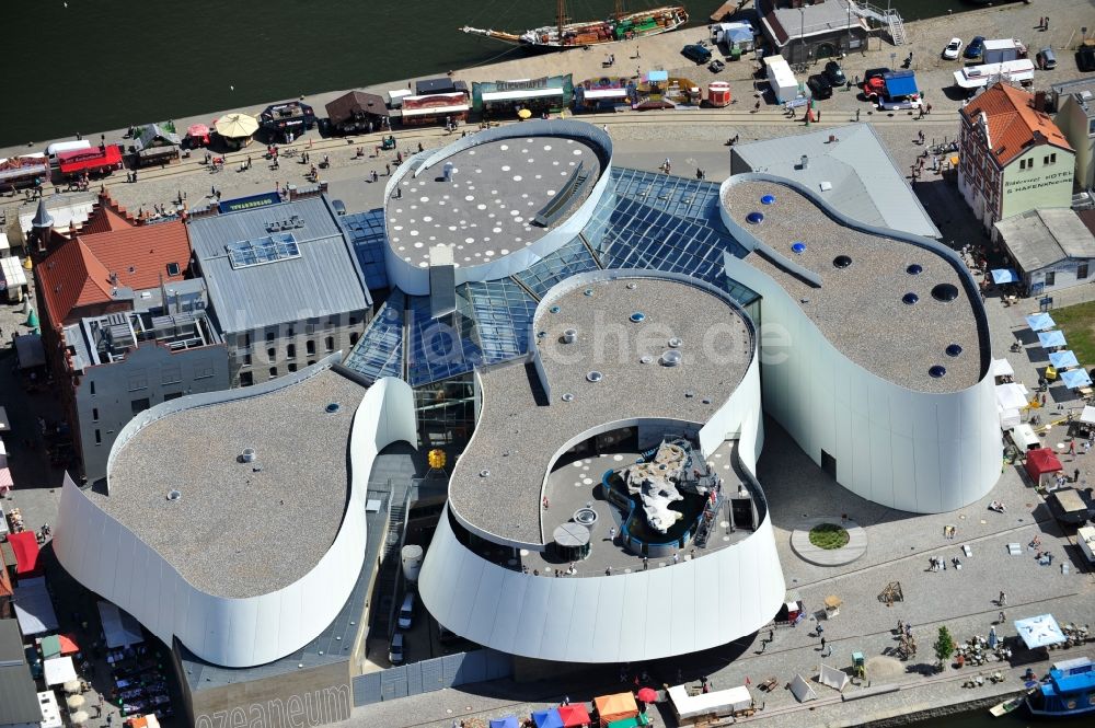 Stralsund von oben - Hafeninsel mit dem Ozeaneum Meereskunde- Museum in der Hansestadt Stralsund in Mecklenburg - Vorpommern