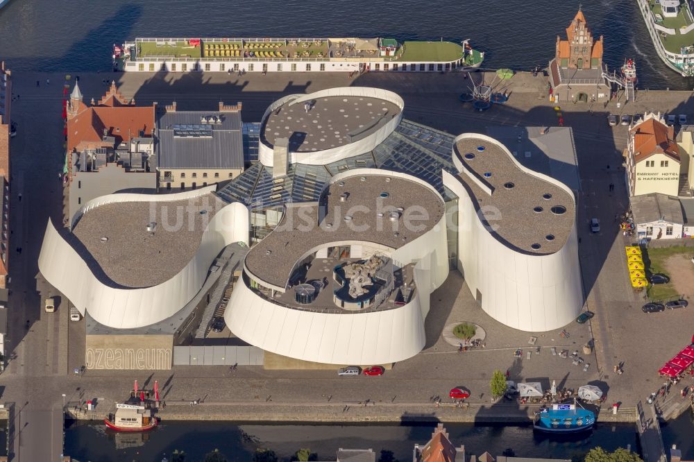 Stralsund aus der Vogelperspektive: Hafeninsel mit dem Ozeaneum Meereskunde- Museum in der Hansestadt Stralsund in Mecklenburg - Vorpommern