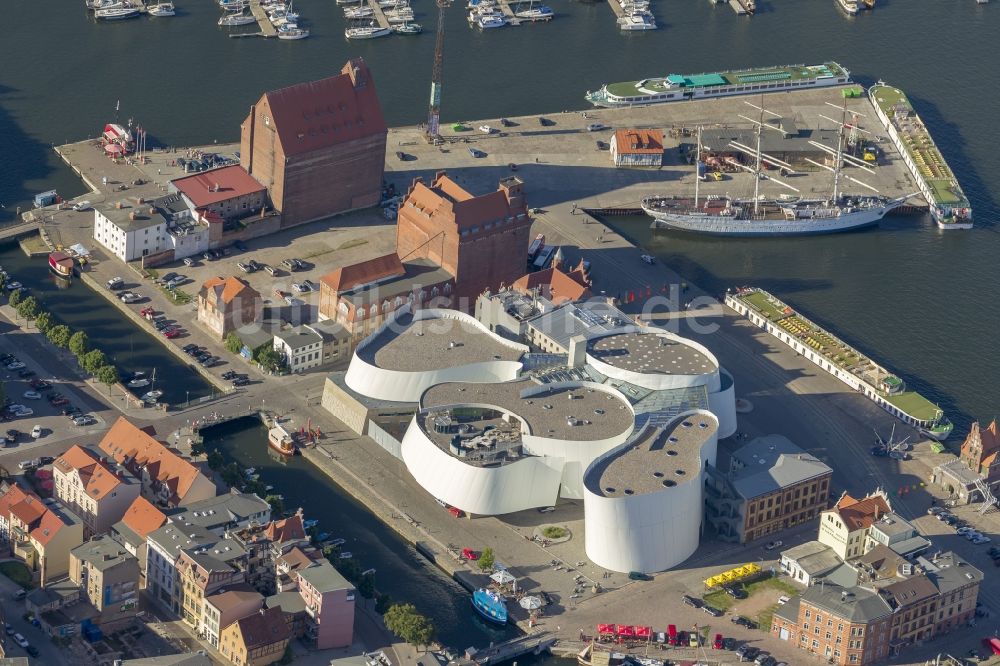 Luftaufnahme Stralsund - Hafeninsel mit dem Ozeaneum Meereskunde- Museum in der Hansestadt Stralsund in Mecklenburg - Vorpommern