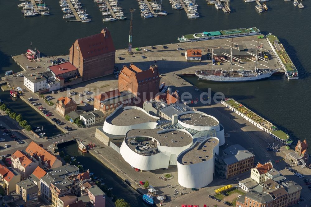 Stralsund von oben - Hafeninsel mit dem Ozeaneum Meereskunde- Museum in der Hansestadt Stralsund in Mecklenburg - Vorpommern