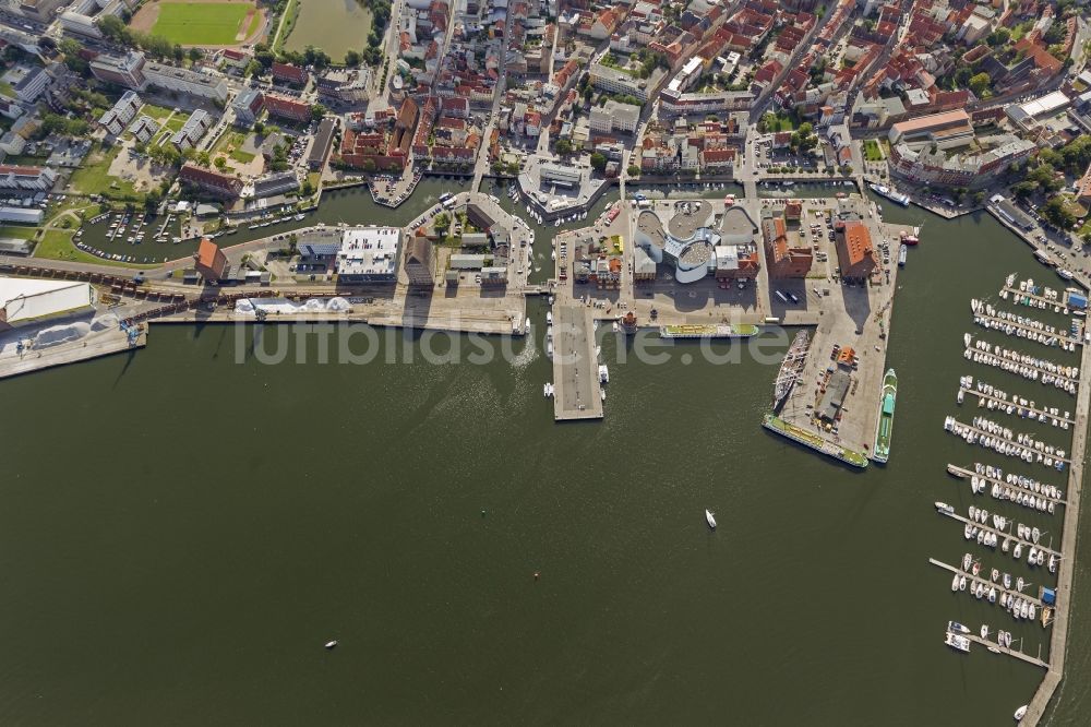 Stralsund aus der Vogelperspektive: Hafeninsel mit dem Ozeaneum Meereskunde- Museum in der Hansestadt Stralsund in Mecklenburg - Vorpommern