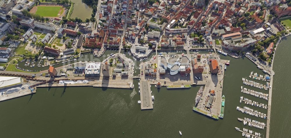 Stralsund aus der Vogelperspektive: Hafeninsel mit dem Ozeaneum Meereskunde- Museum in der Hansestadt Stralsund in Mecklenburg - Vorpommern