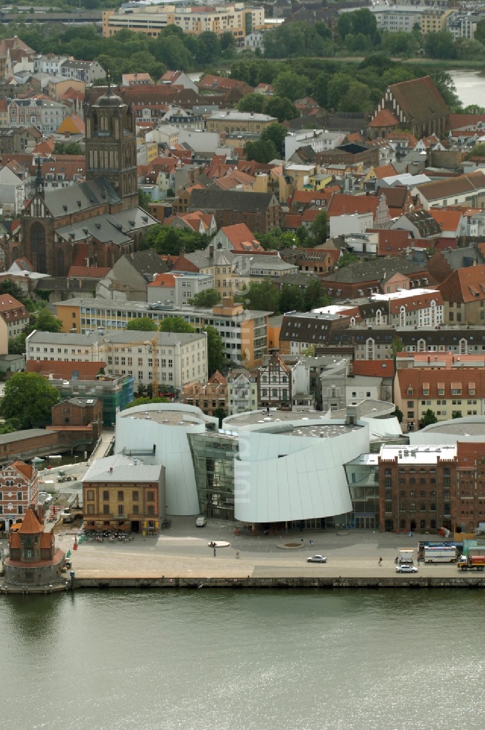 Stralsund aus der Vogelperspektive: Hafeninsel mit dem Ozeaneum Meereskunde- Museum in der Hansestadt Stralsund in Mecklenburg - Vorpommern