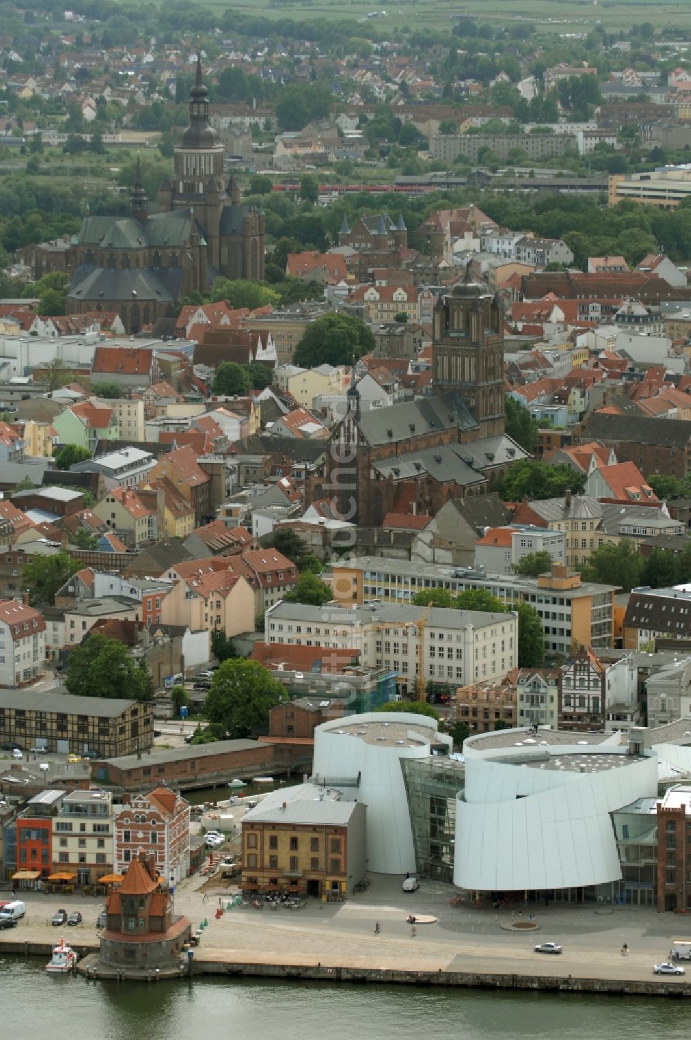 Luftbild Stralsund - Hafeninsel mit dem Ozeaneum Meereskunde- Museum in der Hansestadt Stralsund in Mecklenburg - Vorpommern