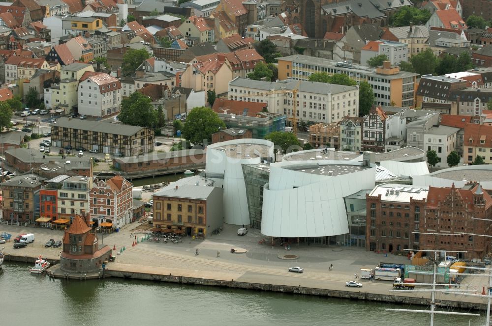 Luftaufnahme Stralsund - Hafeninsel mit dem Ozeaneum Meereskunde- Museum in der Hansestadt Stralsund in Mecklenburg - Vorpommern