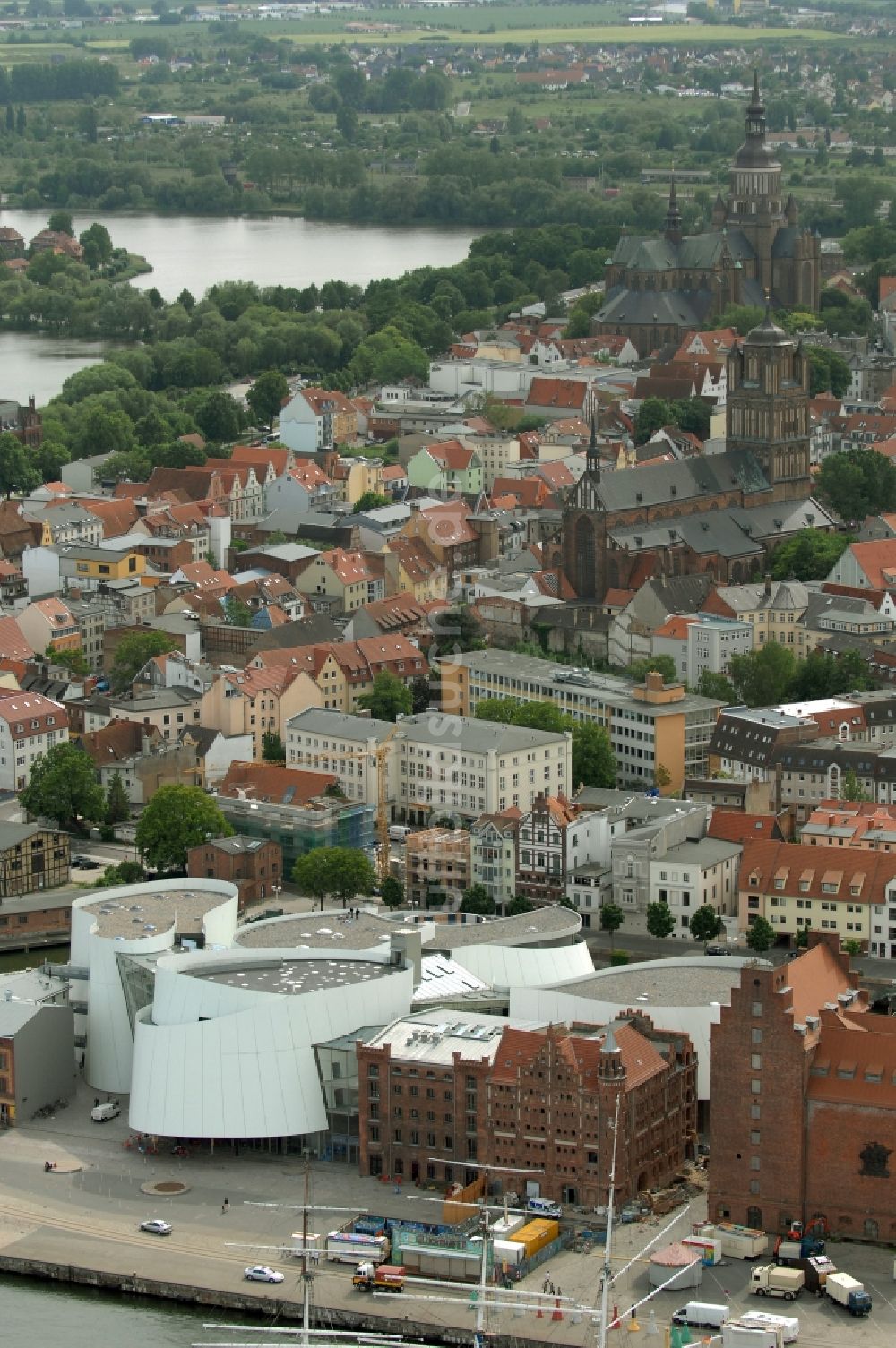 Stralsund von oben - Hafeninsel mit dem Ozeaneum Meereskunde- Museum in der Hansestadt Stralsund in Mecklenburg - Vorpommern