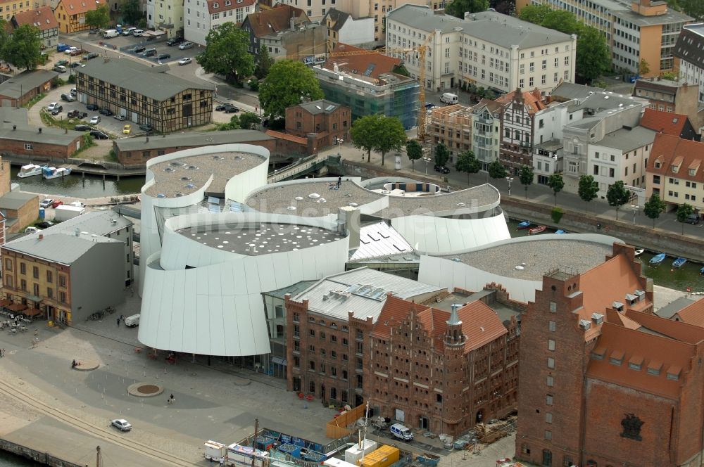 Stralsund aus der Vogelperspektive: Hafeninsel mit dem Ozeaneum Meereskunde- Museum in der Hansestadt Stralsund in Mecklenburg - Vorpommern