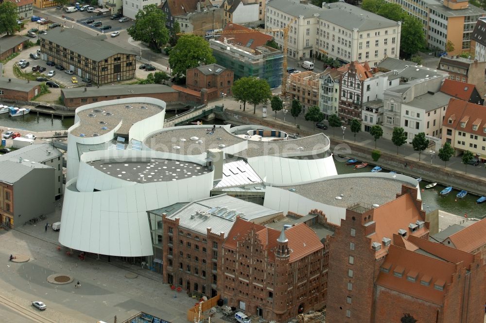 Luftbild Stralsund - Hafeninsel mit dem Ozeaneum Meereskunde- Museum in der Hansestadt Stralsund in Mecklenburg - Vorpommern