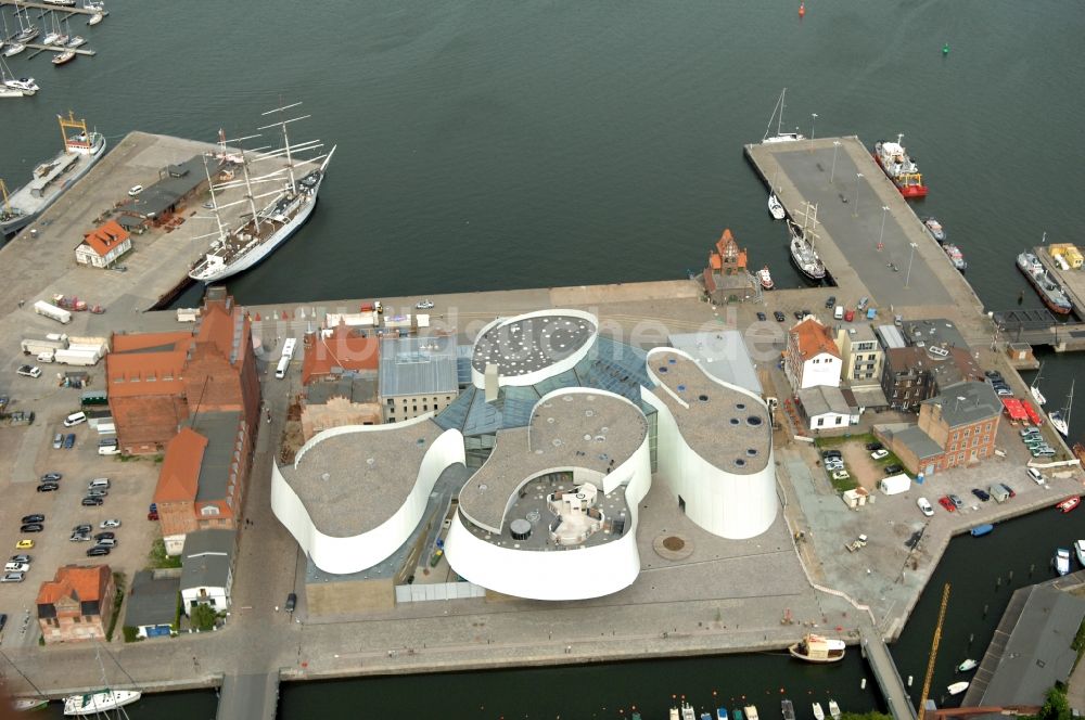 Luftaufnahme Stralsund - Hafeninsel mit dem Ozeaneum Meereskunde- Museum in der Hansestadt Stralsund in Mecklenburg - Vorpommern