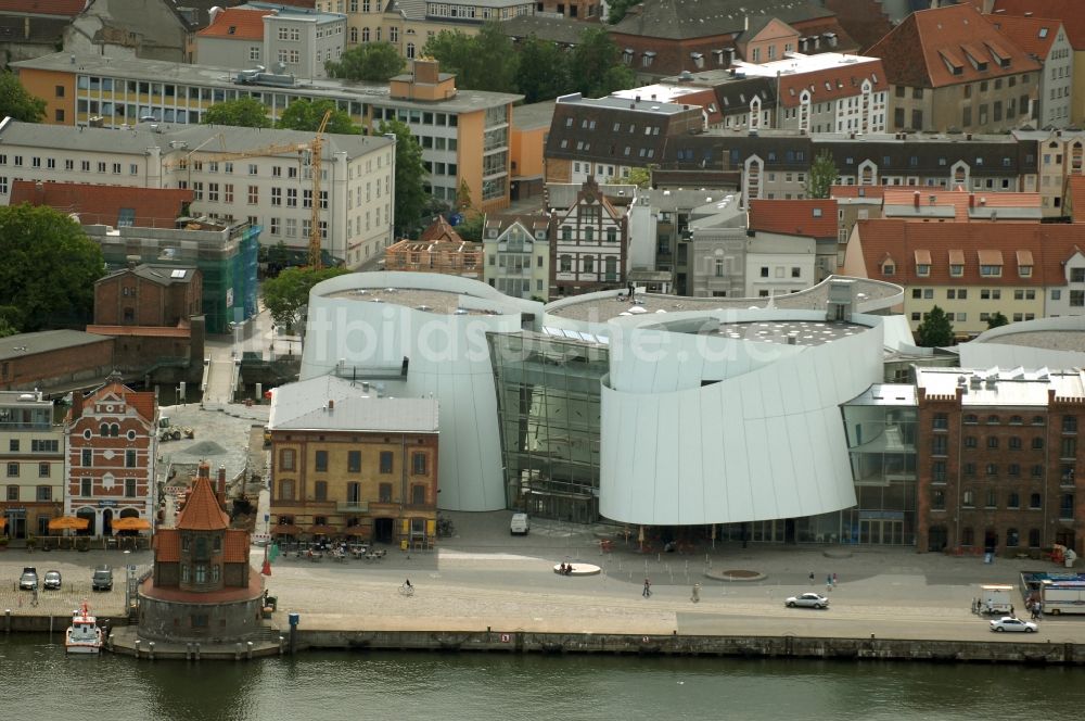 Stralsund aus der Vogelperspektive: Hafeninsel mit dem Ozeaneum Meereskunde- Museum in der Hansestadt Stralsund in Mecklenburg - Vorpommern