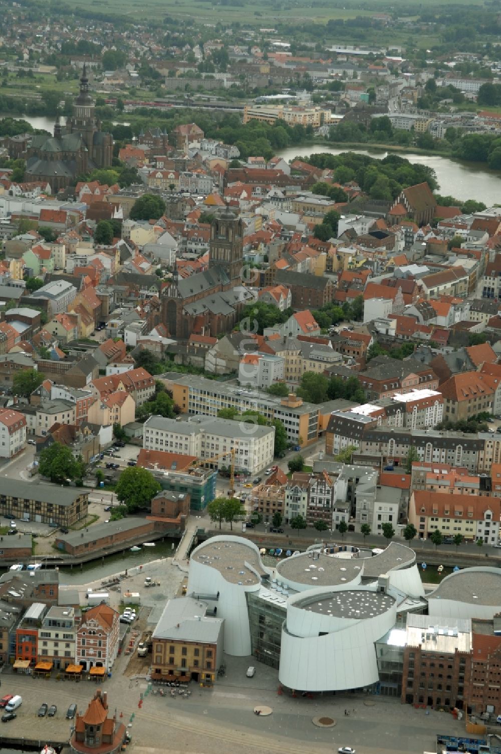 Luftbild Stralsund - Hafeninsel mit dem Ozeaneum Meereskunde- Museum in der Hansestadt Stralsund in Mecklenburg - Vorpommern