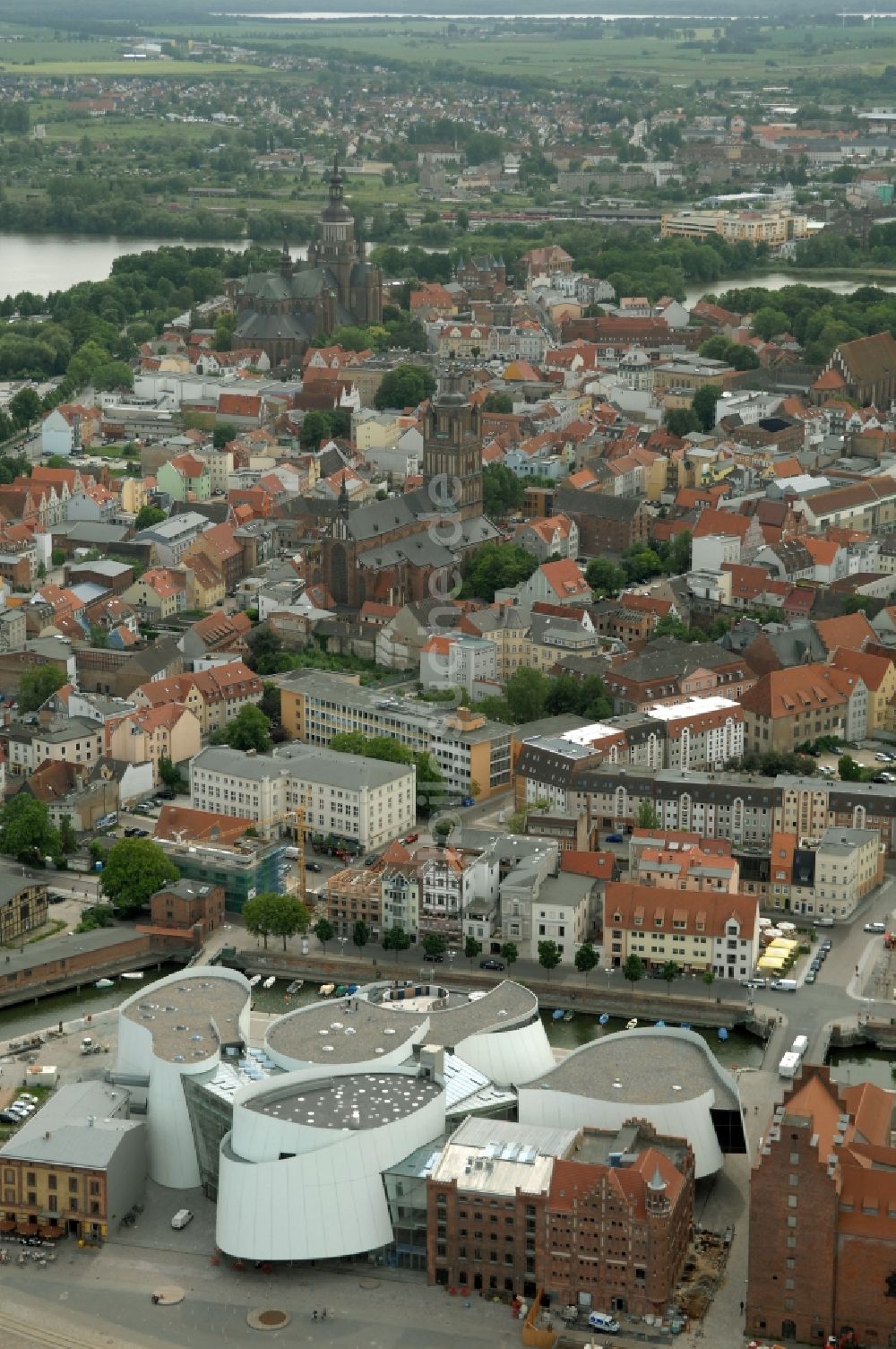 Luftaufnahme Stralsund - Hafeninsel mit dem Ozeaneum Meereskunde- Museum in der Hansestadt Stralsund in Mecklenburg - Vorpommern