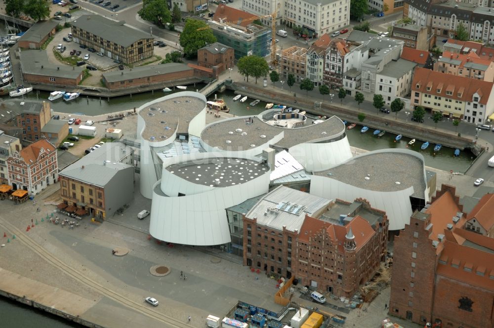 Stralsund von oben - Hafeninsel mit dem Ozeaneum Meereskunde- Museum in der Hansestadt Stralsund in Mecklenburg - Vorpommern