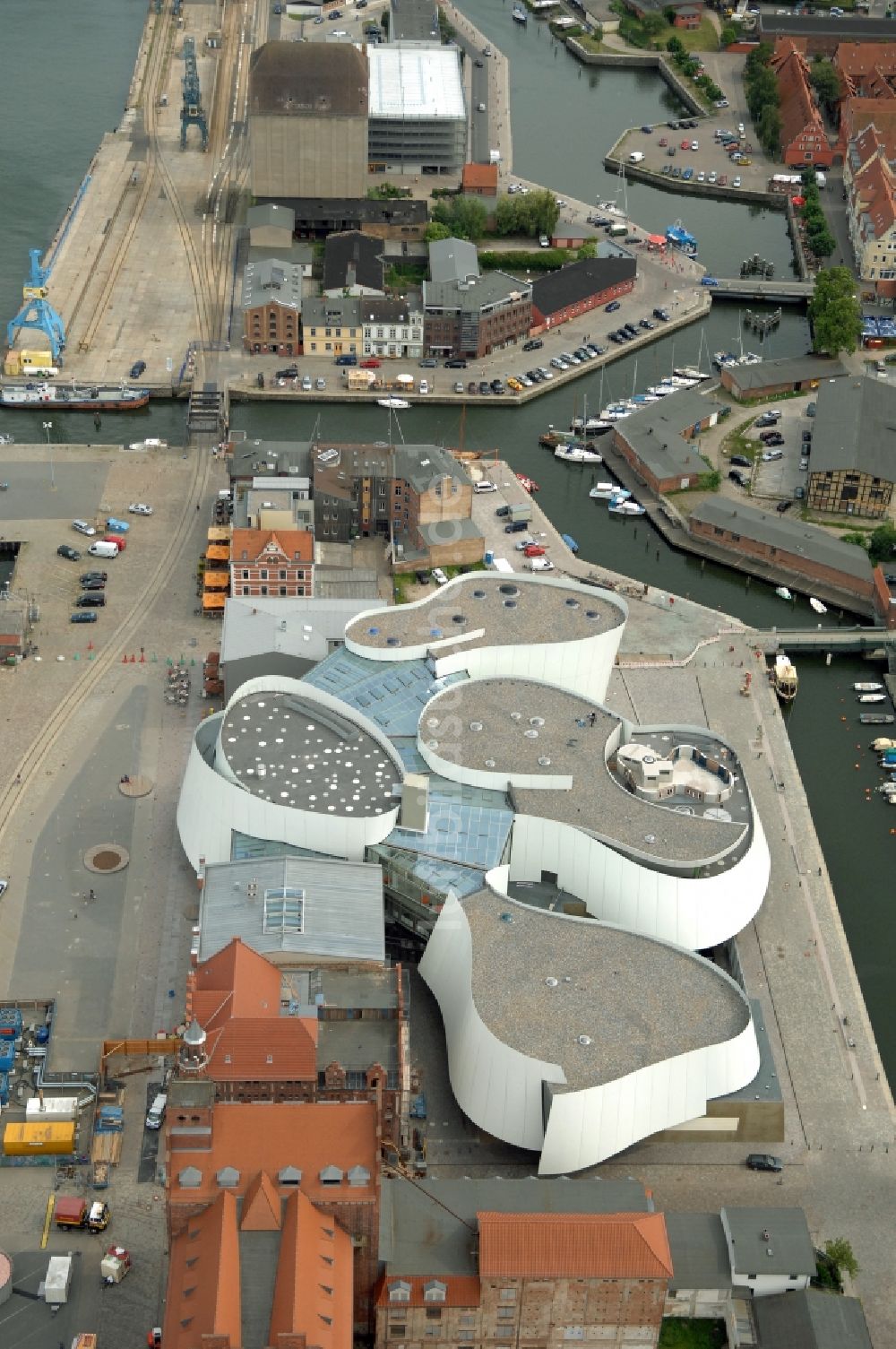 Stralsund aus der Vogelperspektive: Hafeninsel mit dem Ozeaneum Meereskunde- Museum in der Hansestadt Stralsund in Mecklenburg - Vorpommern