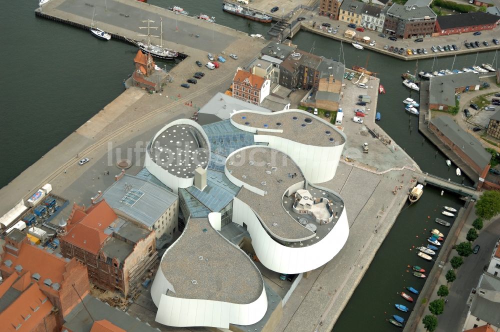 Luftbild Stralsund - Hafeninsel mit dem Ozeaneum Meereskunde- Museum in der Hansestadt Stralsund in Mecklenburg - Vorpommern