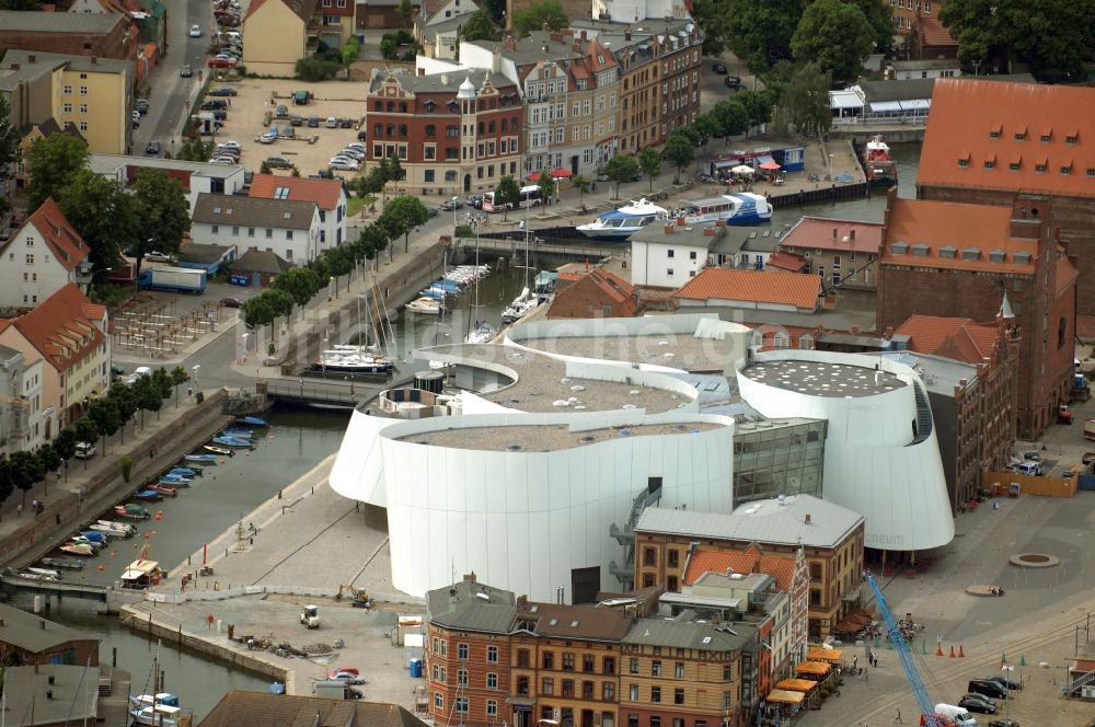 Stralsund aus der Vogelperspektive: Hafeninsel mit dem Ozeaneum Meereskunde- Museum in der Hansestadt Stralsund in Mecklenburg - Vorpommern