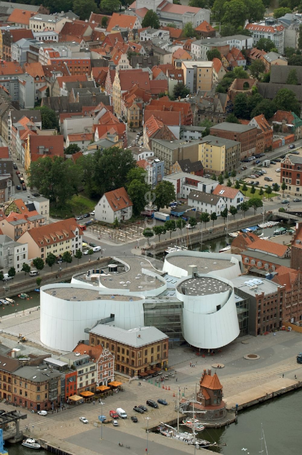 Luftbild Stralsund - Hafeninsel mit dem Ozeaneum Meereskunde- Museum in der Hansestadt Stralsund in Mecklenburg - Vorpommern