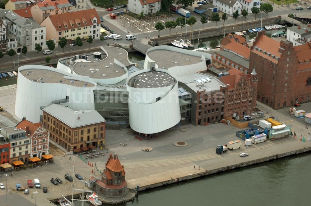 Luftaufnahme Stralsund - Hafeninsel mit dem Ozeaneum Meereskunde- Museum in der Hansestadt Stralsund in Mecklenburg - Vorpommern