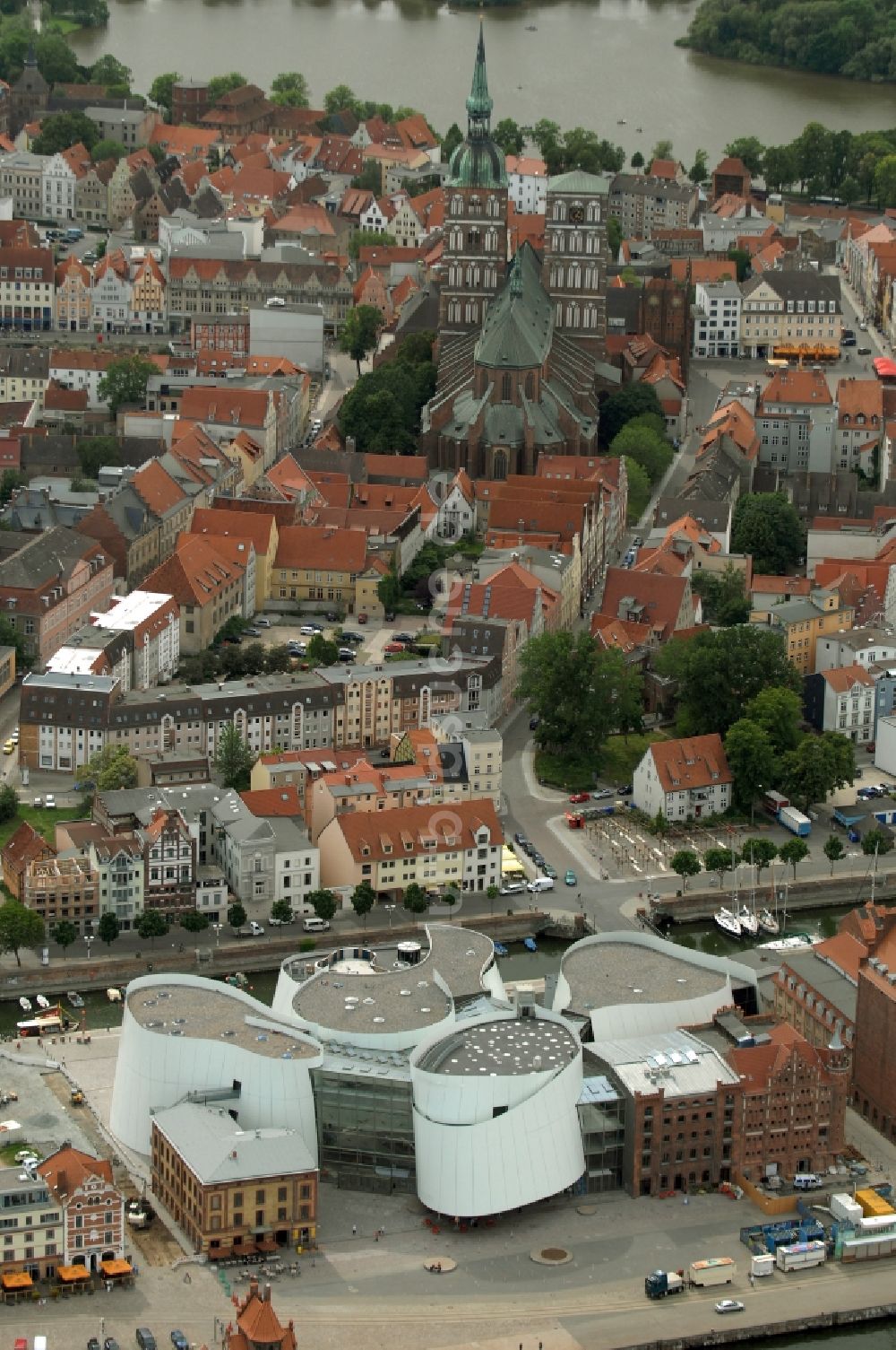 Stralsund von oben - Hafeninsel mit dem Ozeaneum Meereskunde- Museum in der Hansestadt Stralsund in Mecklenburg - Vorpommern