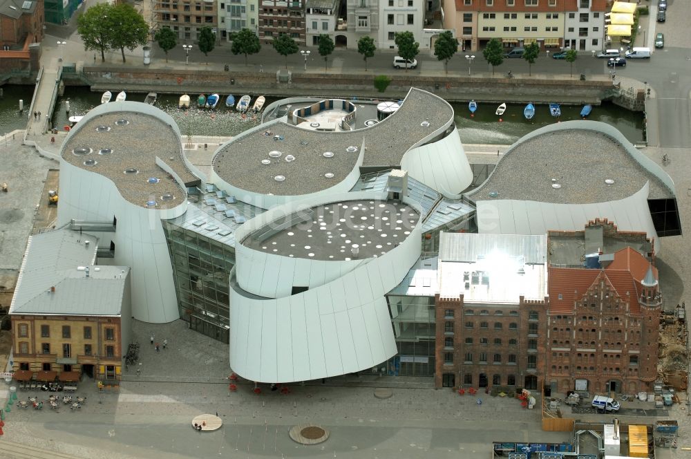 Stralsund aus der Vogelperspektive: Hafeninsel mit dem Ozeaneum Meereskunde- Museum in der Hansestadt Stralsund in Mecklenburg - Vorpommern