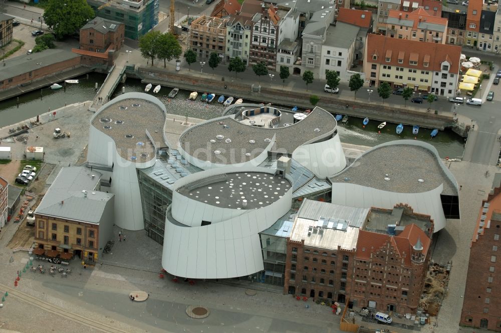 Luftbild Stralsund - Hafeninsel mit dem Ozeaneum Meereskunde- Museum in der Hansestadt Stralsund in Mecklenburg - Vorpommern