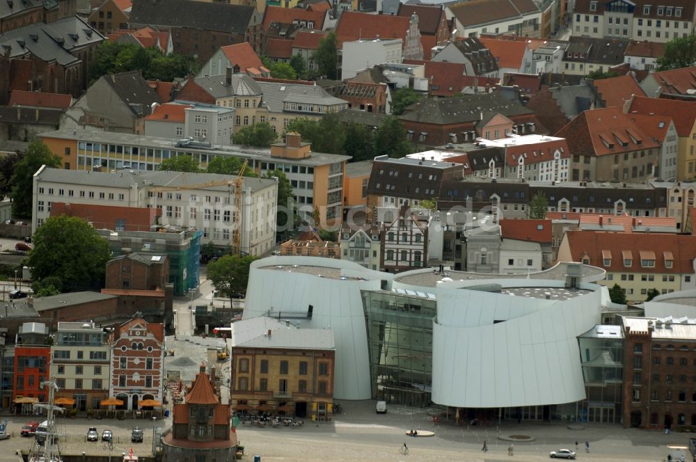 Luftaufnahme Stralsund - Hafeninsel mit dem Ozeaneum Meereskunde- Museum in der Hansestadt Stralsund in Mecklenburg - Vorpommern