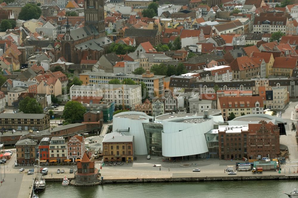 Stralsund von oben - Hafeninsel mit dem Ozeaneum Meereskunde- Museum in der Hansestadt Stralsund in Mecklenburg - Vorpommern