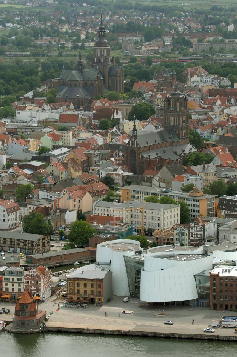 Stralsund aus der Vogelperspektive: Hafeninsel mit dem Ozeaneum Meereskunde- Museum in der Hansestadt Stralsund in Mecklenburg - Vorpommern