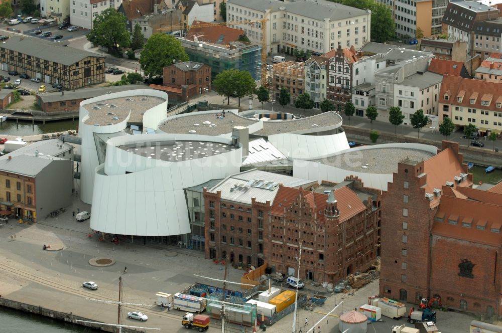 Luftbild Stralsund - Hafeninsel mit dem Ozeaneum Meereskunde- Museum in der Hansestadt Stralsund in Mecklenburg - Vorpommern