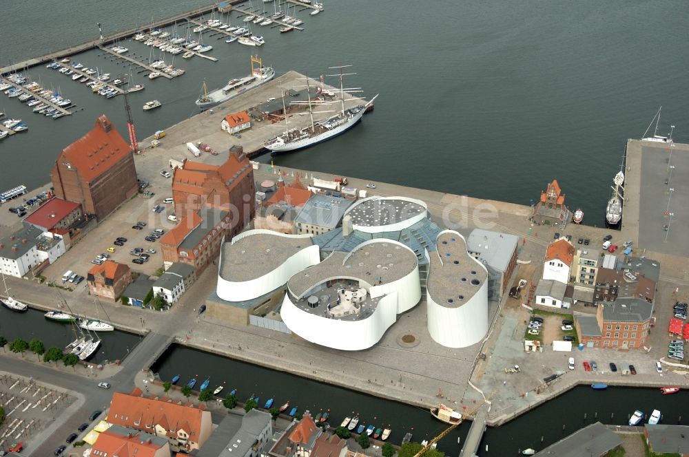 Stralsund von oben - Hafeninsel mit dem Ozeaneum Meereskunde- Museum in der Hansestadt Stralsund in Mecklenburg - Vorpommern