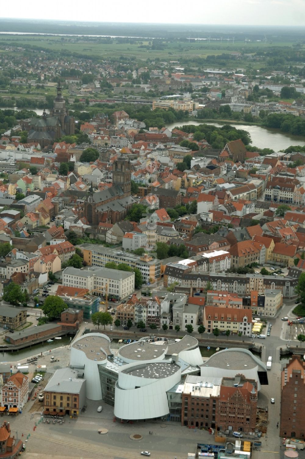 Stralsund aus der Vogelperspektive: Hafeninsel mit dem Ozeaneum Meereskunde- Museum in der Hansestadt Stralsund in Mecklenburg - Vorpommern