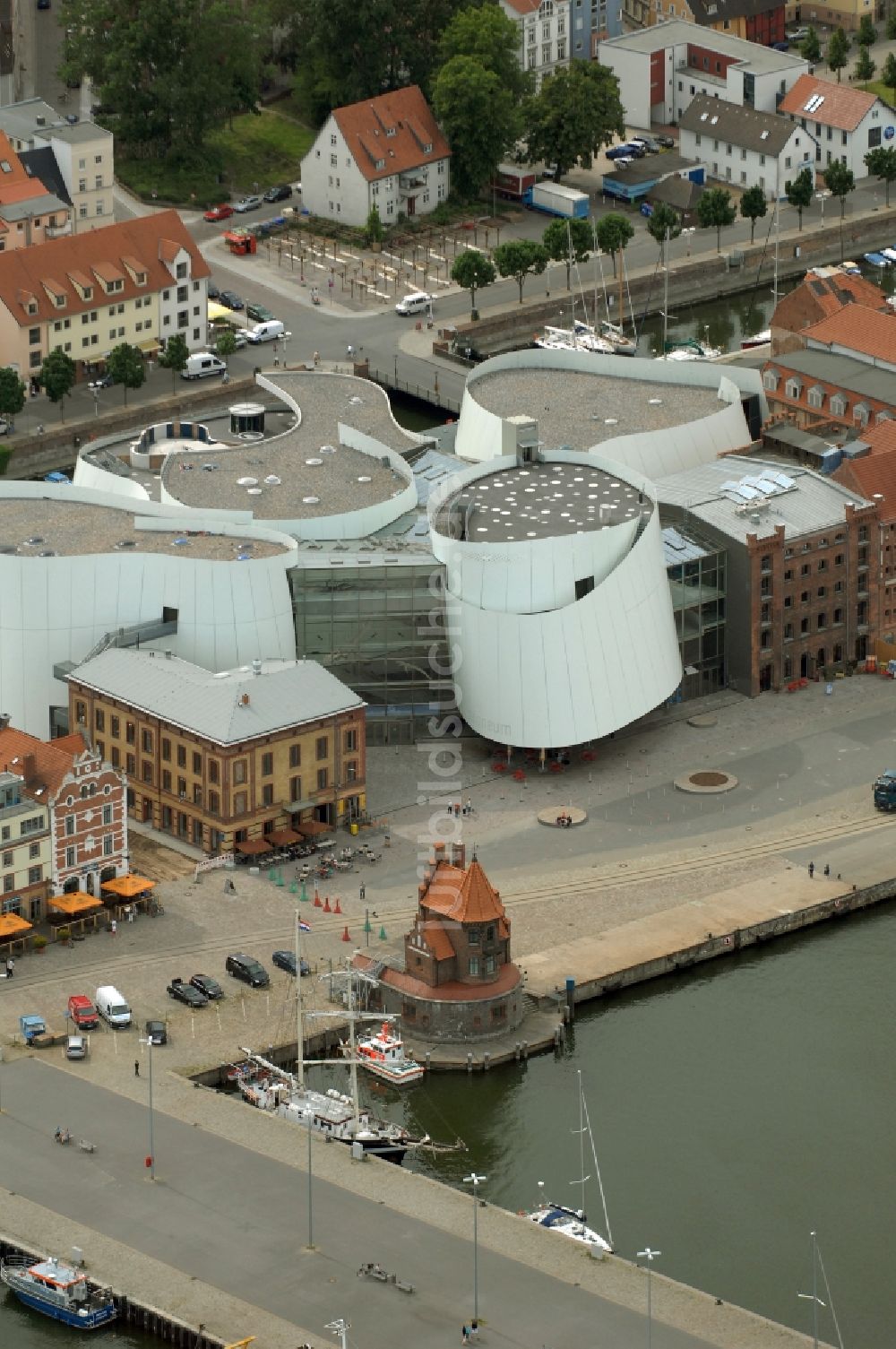 Stralsund aus der Vogelperspektive: Hafeninsel mit dem Ozeaneum Meereskunde- Museum in der Hansestadt Stralsund in Mecklenburg - Vorpommern