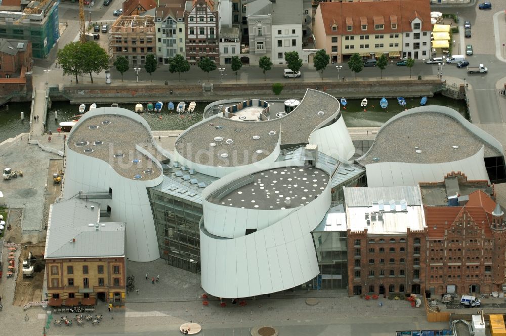 Luftbild Stralsund - Hafeninsel mit dem Ozeaneum Meereskunde- Museum in der Hansestadt Stralsund in Mecklenburg - Vorpommern