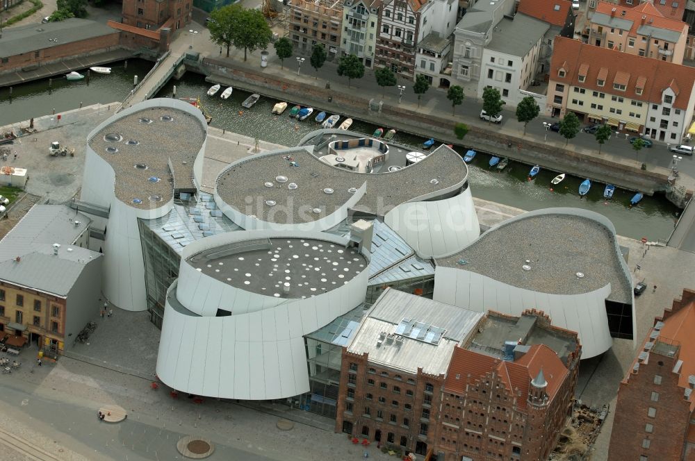 Luftaufnahme Stralsund - Hafeninsel mit dem Ozeaneum Meereskunde- Museum in der Hansestadt Stralsund in Mecklenburg - Vorpommern