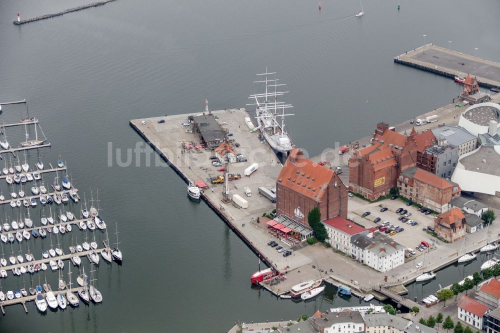 Luftaufnahme Stralsund - Hafeninsel mit Sportbooten in der Hansestadt Stralsund in Mecklenburg - Vorpommern