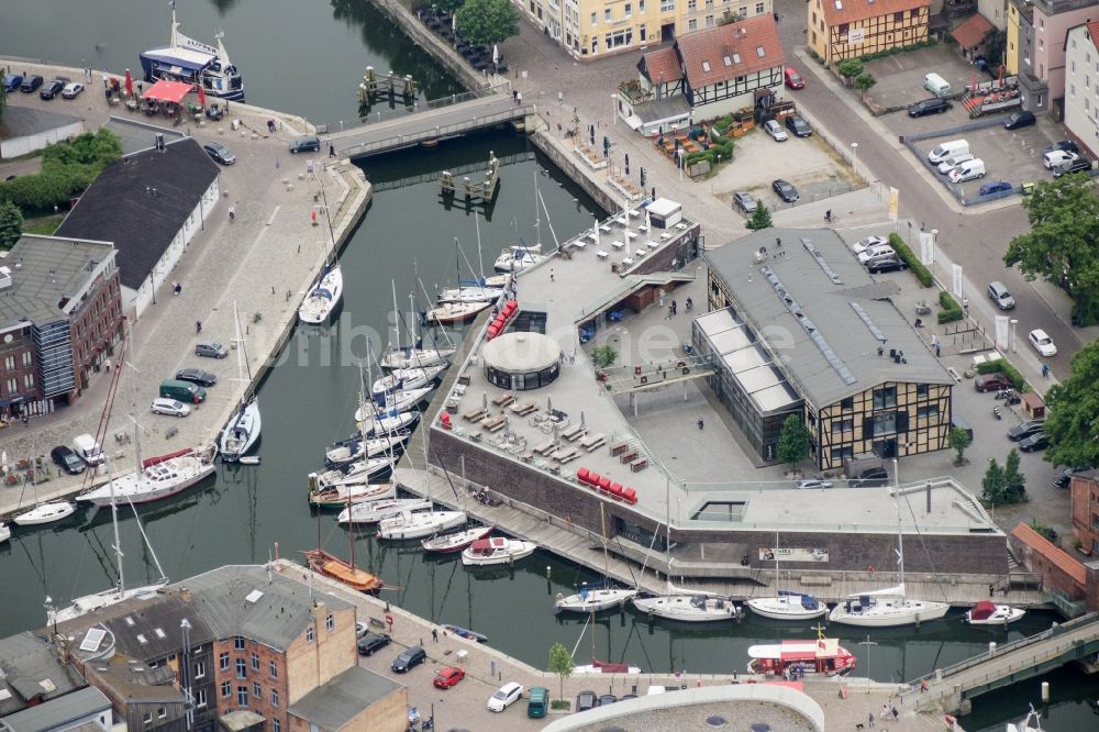 Stralsund von oben - Hafeninsel mit Sportbooten in der Hansestadt Stralsund in Mecklenburg - Vorpommern