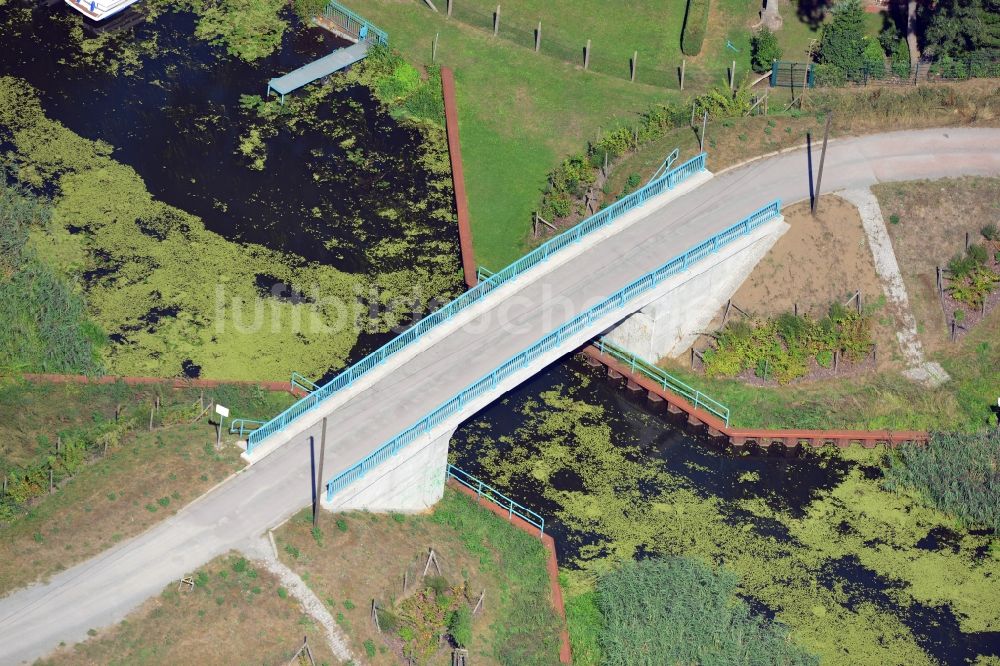 Genthin von oben - Hagenbrücke B25 über dem den Altenplathower Altkanal in Genthin im Bundesland Sachsen-Anhalt