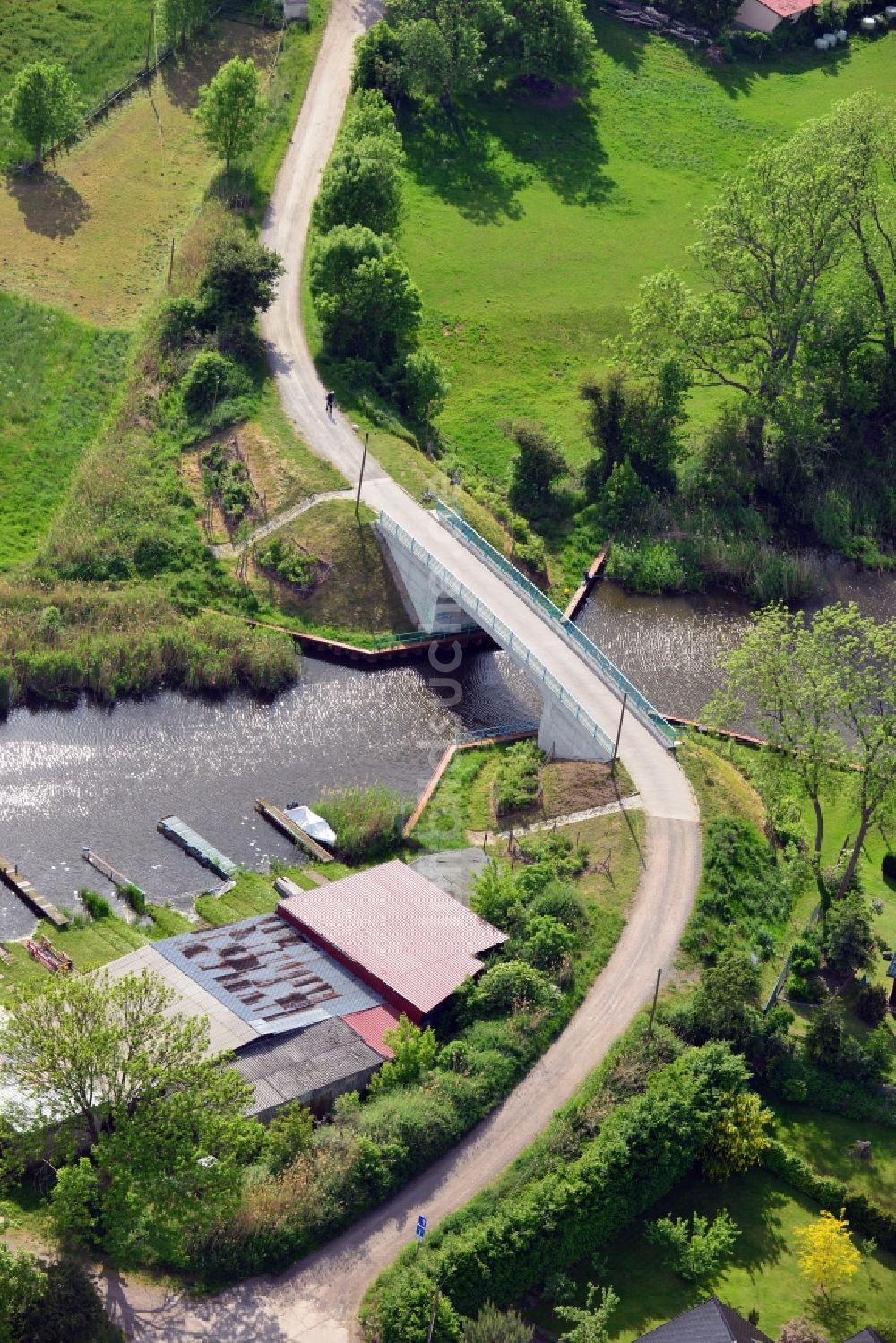 Genthin aus der Vogelperspektive: Hagenbrücke B25 über dem Altenplathower Altkanal in Genthin im Bundesland Sachsen-Anhalt