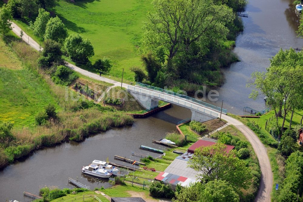 Genthin von oben - Hagenbrücke B25 über dem Altenplathower Altkanal in Genthin im Bundesland Sachsen-Anhalt