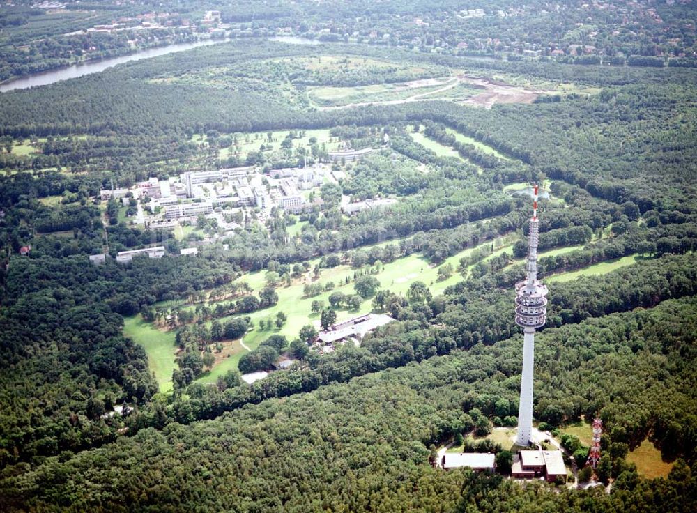 Berlin - Wannsee aus der Vogelperspektive: Hahn-Meithner-Institut mit dem Fernsehturm am Schäferberg in Berlin - Wannsee.